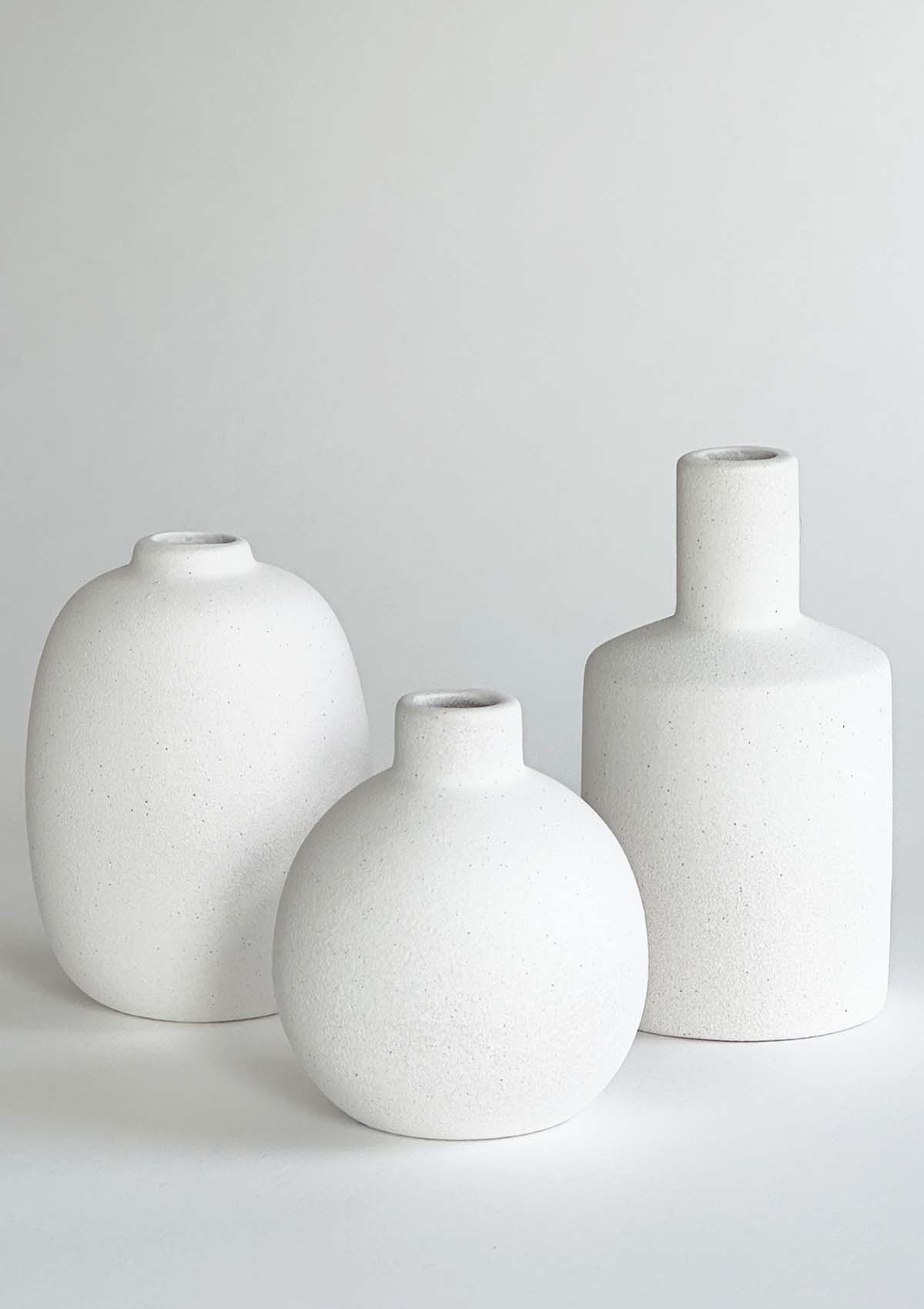 3 kleine Keramikvasen Weiss im Set - Oval, Rund, Gerade. Die perfekte Tischdekoration und für alle Orte mit begrenztem Platz.