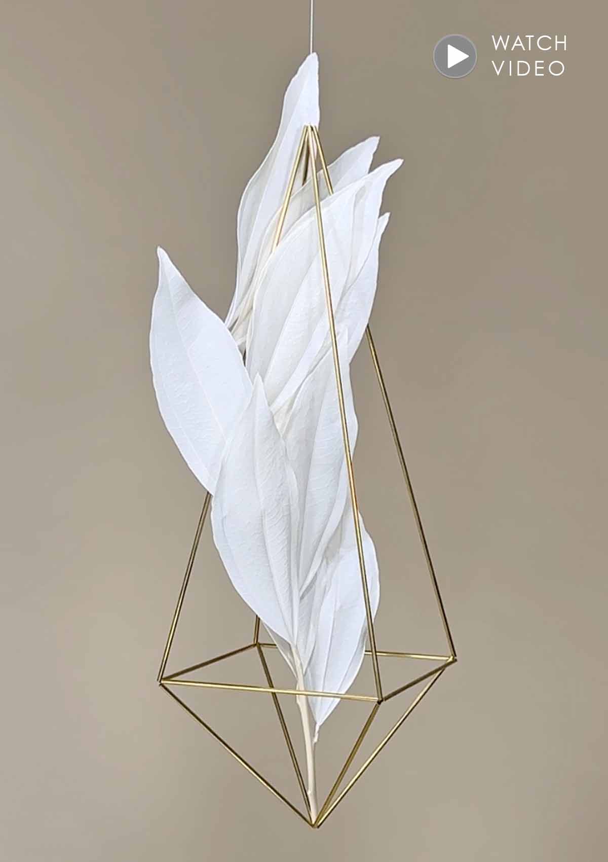 Das COCCULUS FLOWER MOBILE ist ein handgefertigtes Design-Mobile in der Größe Large mit einem edlen, creme-weißen Zweig Cocculus Trockenblumen.