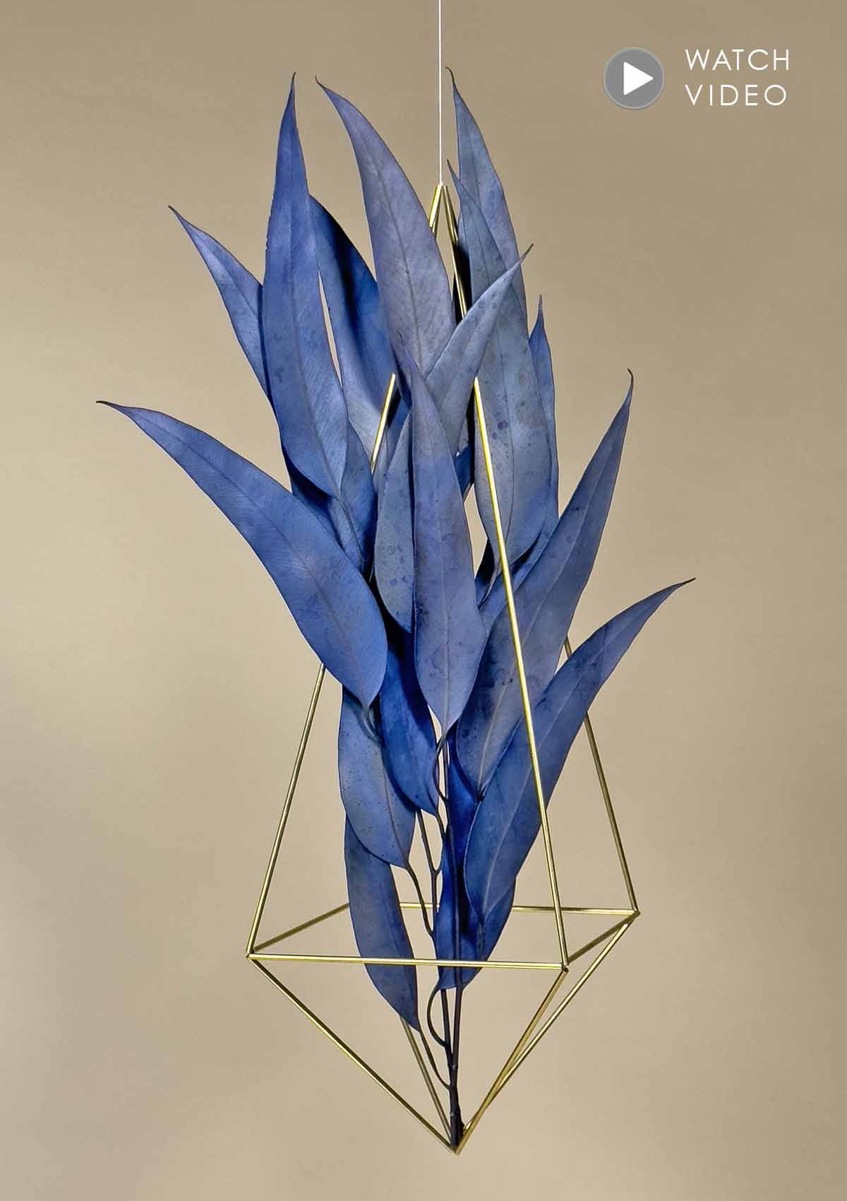 Das EUCALYPTUS FLOWER MOBILE ist ein handgefertigtes Design-Mobile in der Größe Large mit 2 eleganten, dunkelblau-anthrazit farbenen Stielen Eucalyptus Trockenblumen.