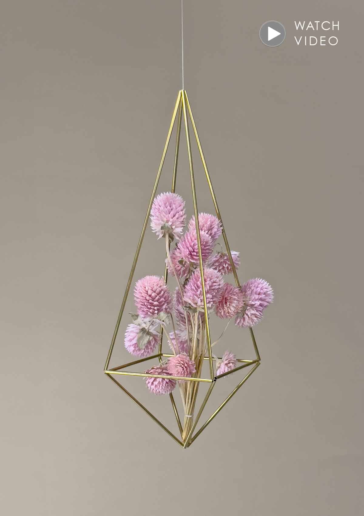 Das Gomphrena FLOWER MOBILE ist ein handgefertigtes Design-Mobile in der Größe Medium mit hell-rosa Gomphrena Trockenblumen.