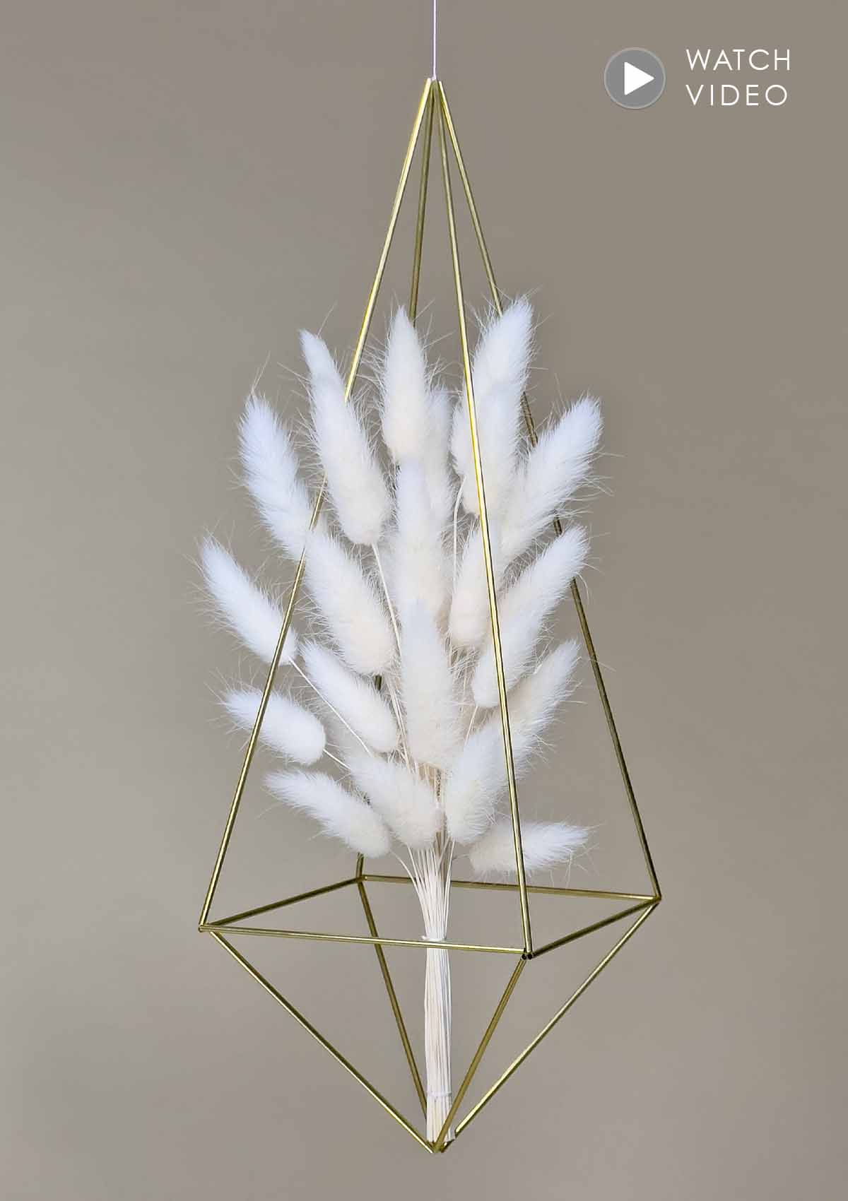 Das LAGURUS FLOWER MOBILE ist ein handgefertigtes Design-Mobile in der Größe Large mit einem Bund edler, creme-weisser Lagurus Trockenblumen.