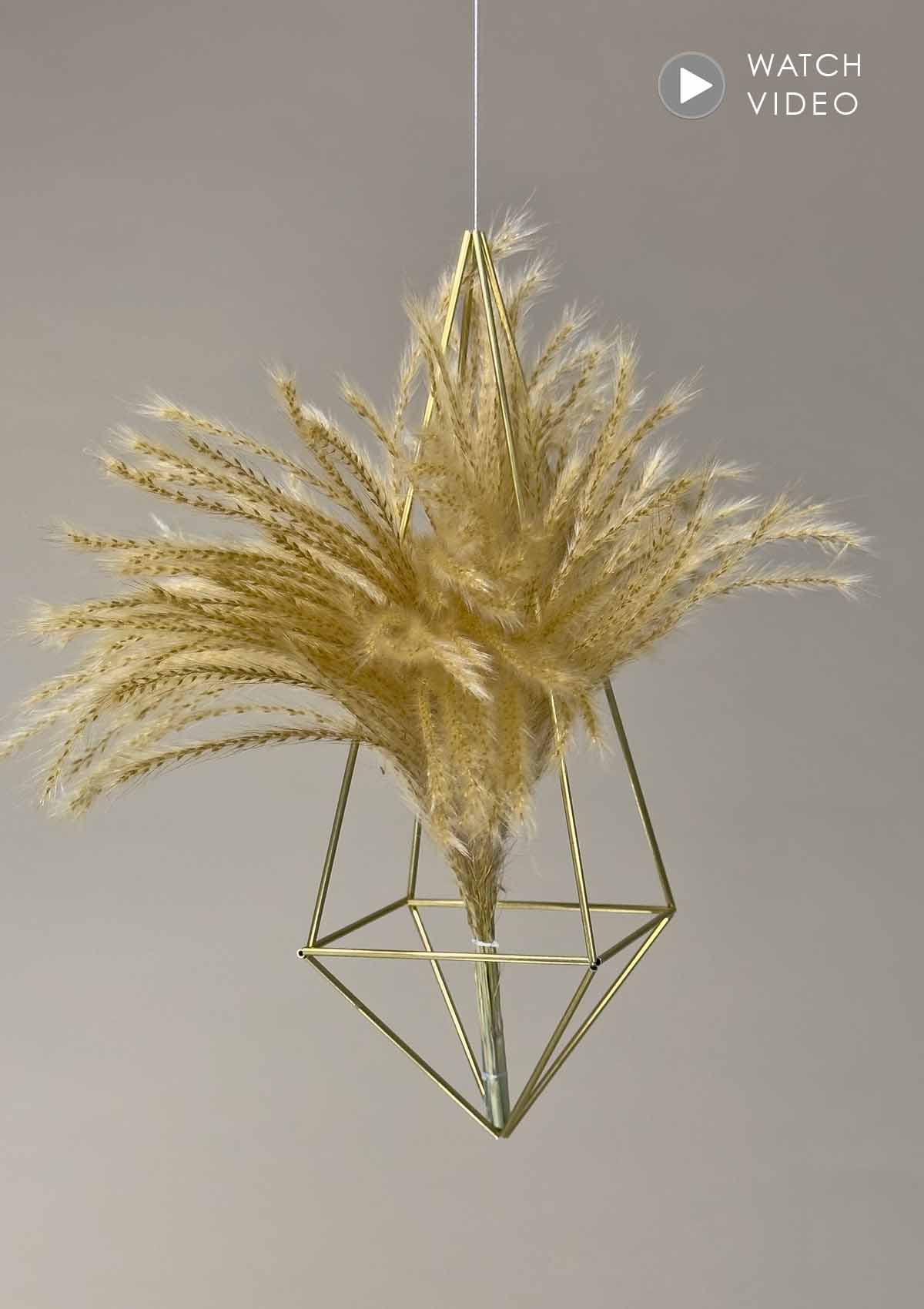 Das „Shiny Grass“ paßt mit seinem goldenen Glanz perfekt zum unserem gold-funkelnden Flower Design Mobile. Dieses Flower Mobile, Medium eignet sich toll als einzelnes Deko-Objekt, aber auch besonders schön in Kombination mit weiteren Mobiles z.B. der größeren Large-Variante.